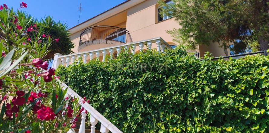 Māja Canyelles, Barcelona, Spānijā 4 istabas, 350 m2 Nr. 182394