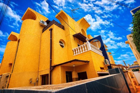 Продажа таухауса в Торревьеха, Аликанте, Испания 2 спальни, 65м2 №155934 - фото 1