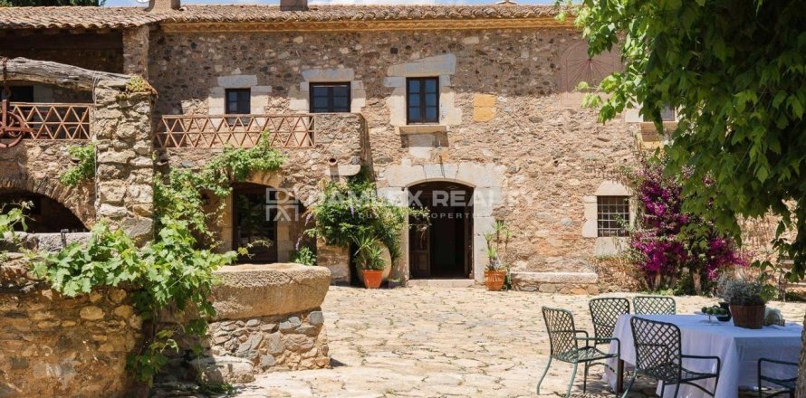 Castles a Girona, Spagna 9 camere da letto, 900 mq. N° 176716