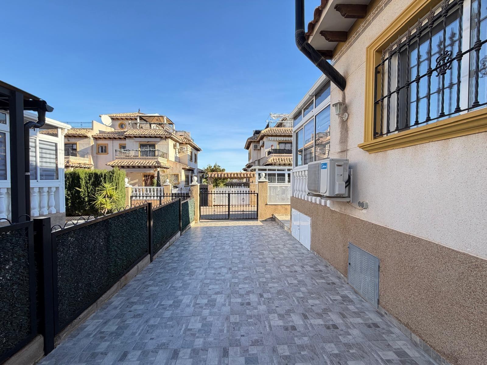 House in Urbanizacion Las Filipinas, Alicante, Spain 2 bedrooms, 82 sq.m. No. 160948