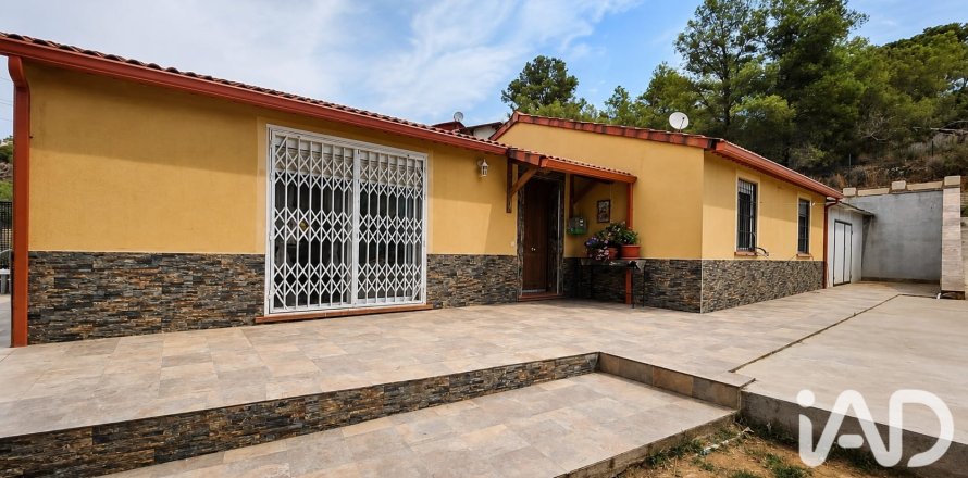 House in Riudecanyes, Tarragona, Spain 4 bedrooms, 160 sq.m. No. 193544