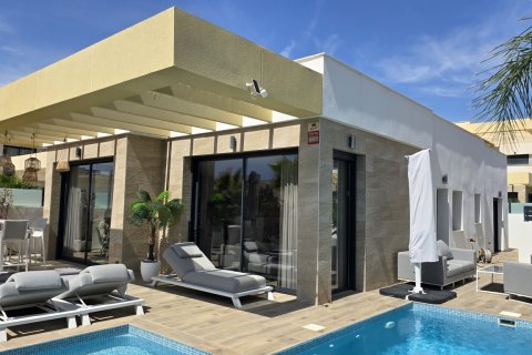 Villa i Los Montesinos, Alicante, Spanien 3 sovrum, 151 kvm. Nr. 189165