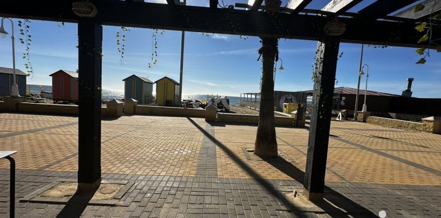 Commercial property in La Antilla, Huelva, Spain 4 bedrooms, 189 sq.m. No. 154128