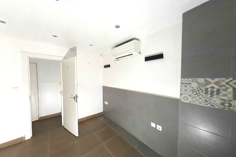 Apartment for sale in Barcelona, Spain 6 bedrooms, 103 sq.m. No. 167182 - photo 11
