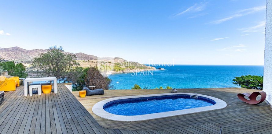 Hus i Llanca, Girona, Spanien 5 sovrum, 225 kvm. Nr. 166495