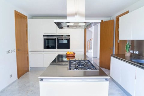 Villa for sale in San Roque, Cadiz, Spain 5 bedrooms, 712 sq.m. No. 162178 - photo 4