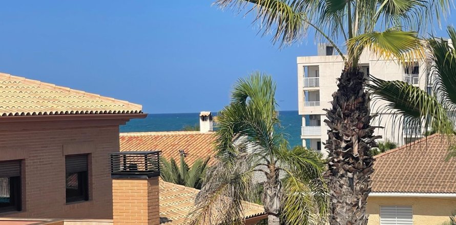 Casa a Torrevieja, Alicante, Spagna 5 camere da letto, 161 mq. N° 165668