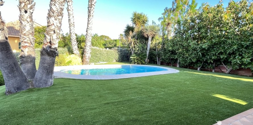 Дом в Виланова-и-ла-Желтру, Барселона, Испания 4 спальни, 840м2 №154044