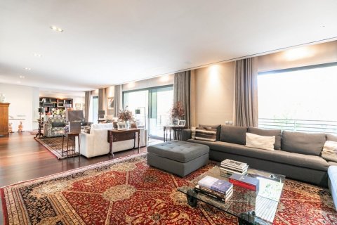 Apartamento en venta en Barcelona, España 6 dormitorios, No. 141017 - foto 1