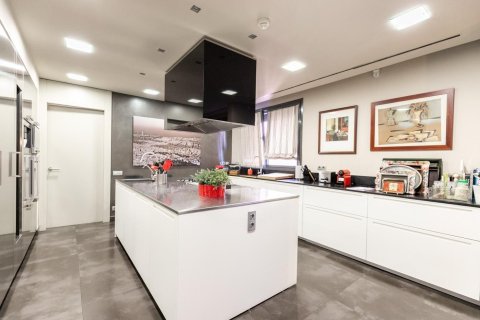Apartamento en venta en Barcelona, España 6 dormitorios, No. 141017 - foto 9
