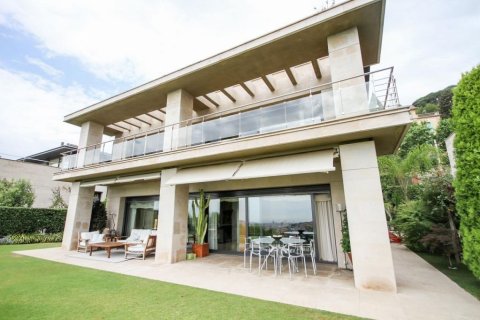 Сasa en venta en Barcelona, España 5 dormitorios, No. 141018 - foto 1