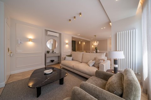 Apartment for sale in Madrid, Spain 3 bedrooms, 164 sq.m. No. 165655 - photo 2
