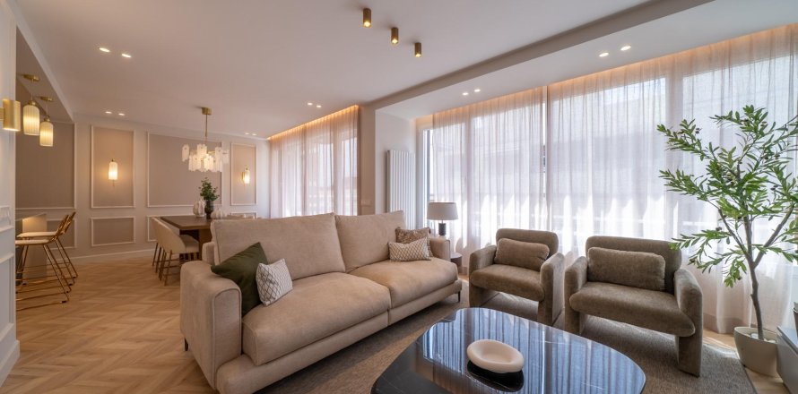 Apartment in Madrid, Spain 3 bedrooms, 164 sq.m. No. 165655