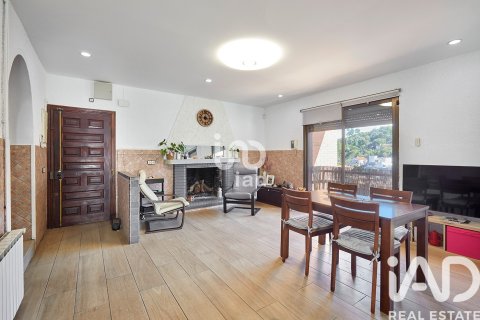 Продажа дома в Санта-Колома-де-Сервелло, Барселона, Испания 4 спальни, 309м2 №152872 - фото 3