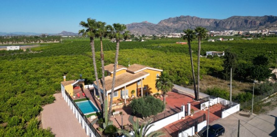 Villa a Alicante, Spagna 5 camere da letto, 433 mq. N° 147557