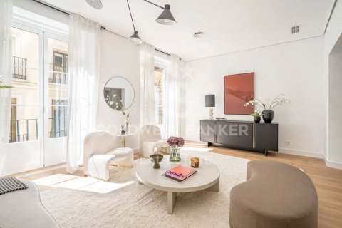 Apartamento en venta en Madrid, España 2 dormitorios, 124 m2 No. 157622 - foto 1