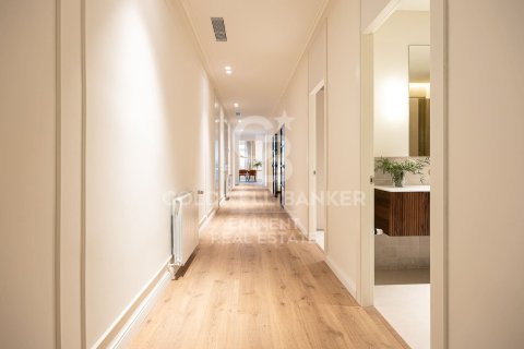 Huoneisto myytävänä Barcelona, Espanja, 4 makuuhuonetta, 241 m2 No. 157623 - kuva 30