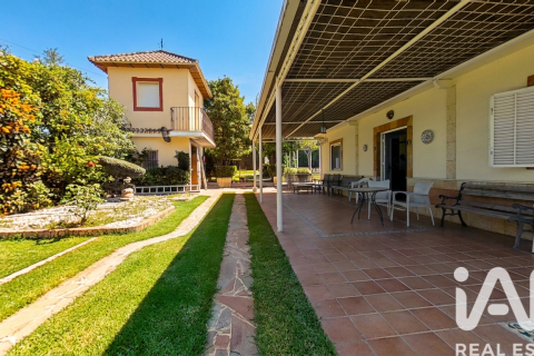 House for sale in Dos Hermanas, Seville, Spain 5 bedrooms, 316 sq.m. No. 188363 - photo 1