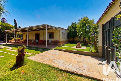 House for sale in Dos Hermanas, Seville, Spain 5 bedrooms, 316 sq.m. No. 188363 - photo 4