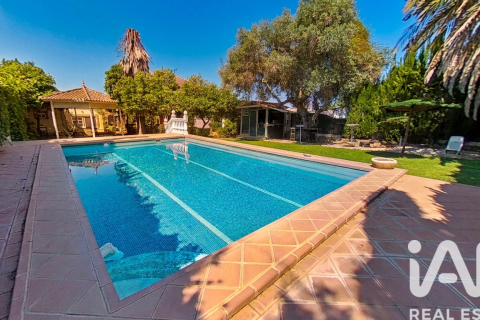House for sale in Dos Hermanas, Seville, Spain 5 bedrooms, 316 sq.m. No. 188363 - photo 2