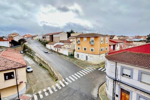 Apartment in La Baneza, Leon, Spain 3 bedrooms, 164 sq.m. No. 185026