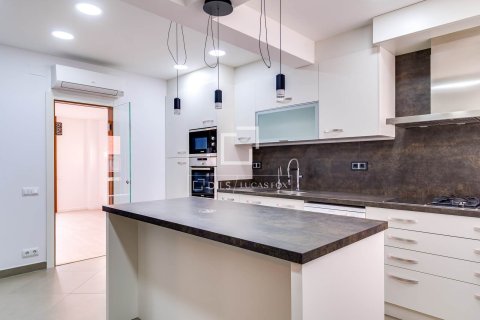 Lägenhet för uthyrning i Barcelona, Spanien 4 sovrum, 168 kvm. Nr. 161369 - foto 12