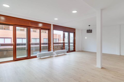 Lägenhet för uthyrning i Barcelona, Spanien 4 sovrum, 168 kvm. Nr. 161369 - foto 3