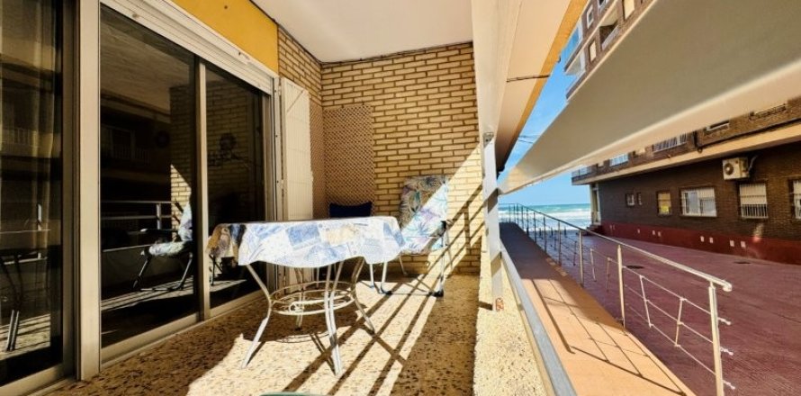 Appartamento a La Mata, Alicante, Spagna 3 camere da letto, 130 mq. N° 164778