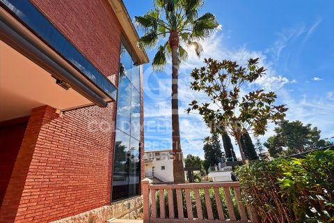 House for sale in Viladecans, Barcelona, Spain 4 bedrooms, 540 sq.m. No. 157738 - photo 1