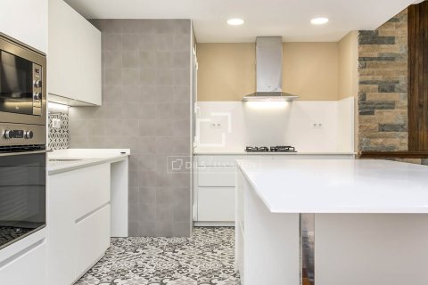 Apartment for sale in Barcelona, Spain 4 bedrooms, 124 sq.m. No. 167979 - photo 10
