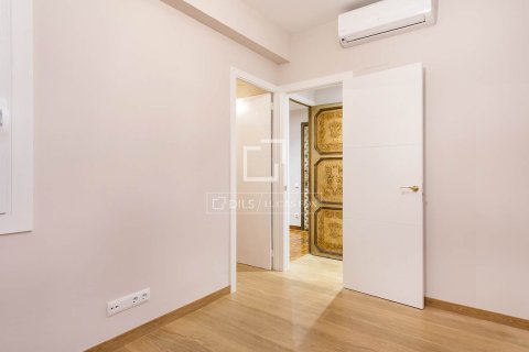 Apartment for sale in Barcelona, Spain 4 bedrooms, 124 sq.m. No. 167979 - photo 20