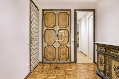 Apartment for sale in Barcelona, Spain 4 bedrooms, 124 sq.m. No. 167979 - photo 16