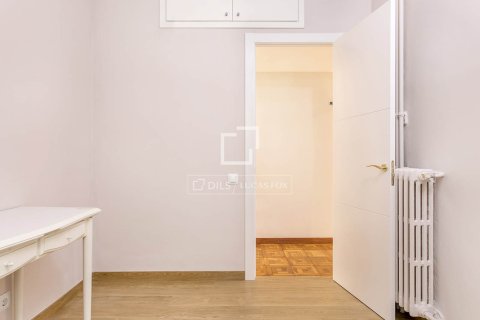 Apartment for sale in Barcelona, Spain 4 bedrooms, 124 sq.m. No. 167979 - photo 15