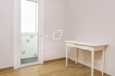 Apartment for sale in Barcelona, Spain 4 bedrooms, 124 sq.m. No. 167979 - photo 13