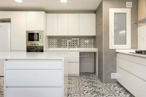 Apartment for sale in Barcelona, Spain 4 bedrooms, 124 sq.m. No. 167979 - photo 9