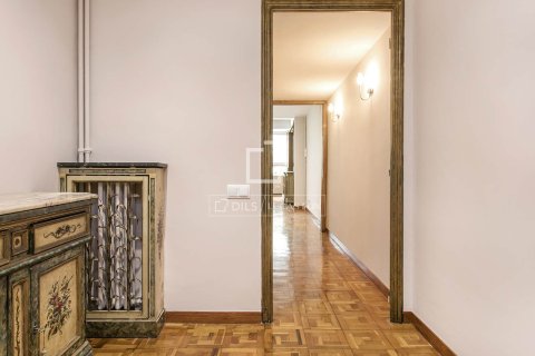 Apartment for sale in Barcelona, Spain 4 bedrooms, 124 sq.m. No. 167979 - photo 17