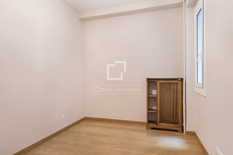 Apartment for sale in Barcelona, Spain 4 bedrooms, 124 sq.m. No. 167979 - photo 19