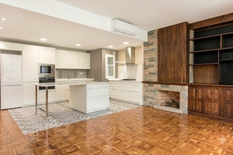 Huoneisto Barcelona, Espanja 4 makuuhuonetta, 124 m2 No. 167979