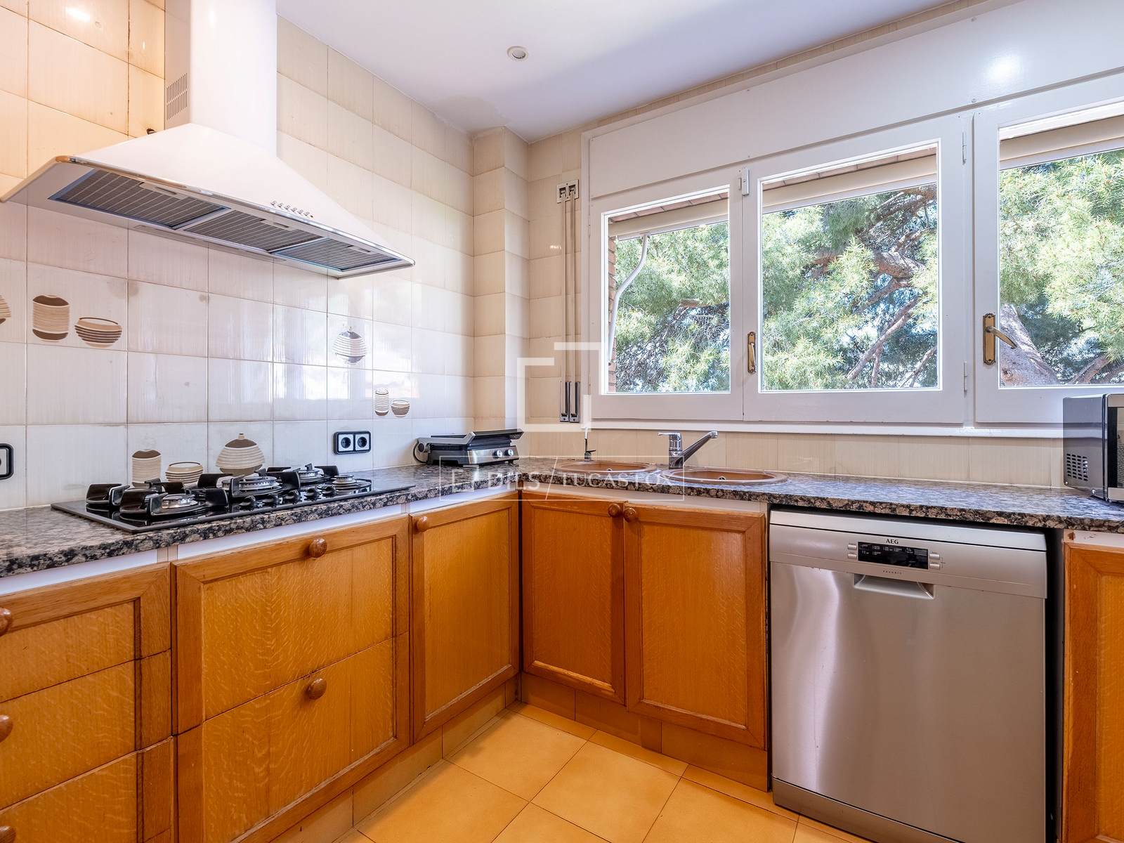 Villa a Sant Just Desvern, Barcelona, Spagna 5 camere da letto, 378 mq. N° 167975