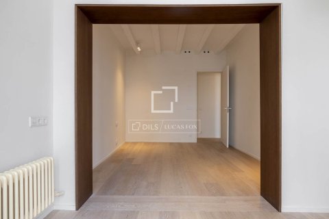Apartment for sale in Barcelona, Spain 3 bedrooms, 140 sq.m. No. 167974 - photo 19