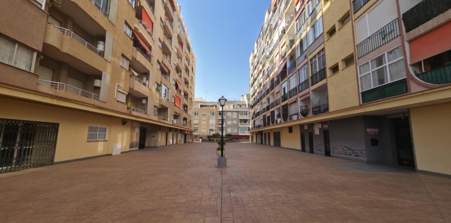 Apartamento en Torrevieja, Alicante, España 3 dormitorios, 86 m2 No. 183098