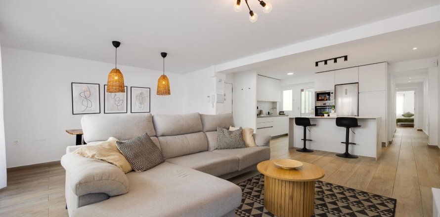 Apartment in Torrevieja, Alicante, Spain 3 bedrooms, 105 sq.m. No. 196149