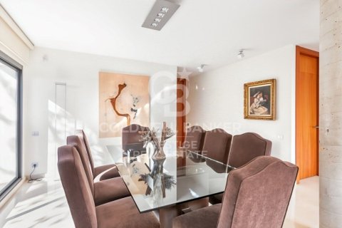 Dom w Esplugues de Llobregat, Barcelona, Hiszpania 4 sypialnie, 452 mkw. nr 159655 – zdjęcie 11