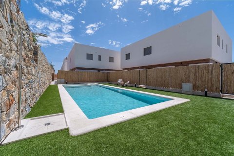 Продажа виллы Ориуэла, Аликанте, Испания 3 спальни, 94м2 №112316 - фото 1