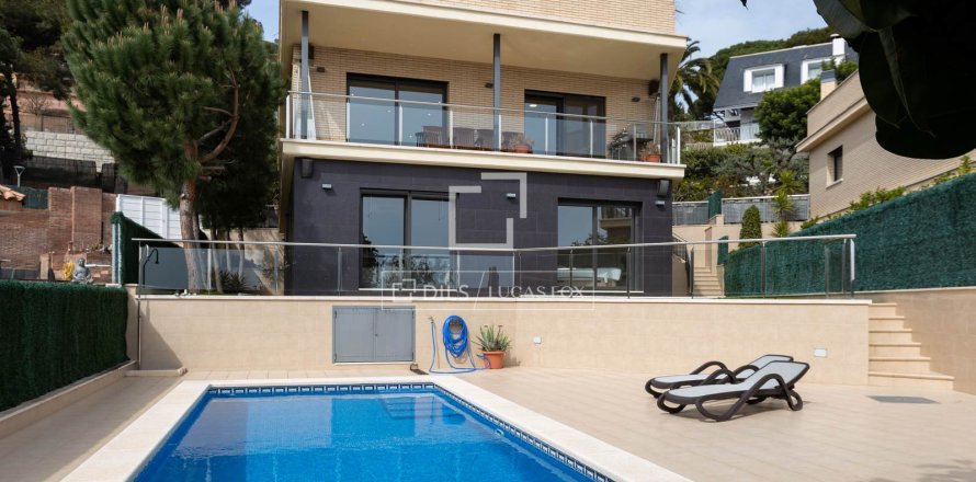 Villa in Premia De Dalt, Barcelona, Spain 5 bedrooms, 375 sq.m. No. 150276