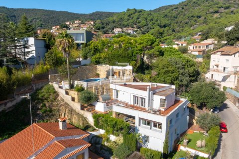 Villa in Alella, Barcelona, Spain 4 bedrooms, 215 sq.m. No. 150277