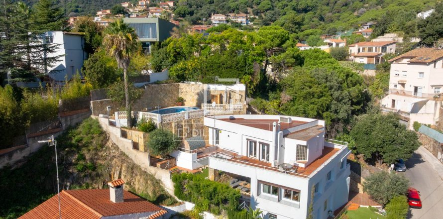 Villa in Alella, Barcelona, Spain 4 bedrooms, 215 sq.m. No. 150277