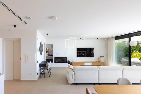 Villa for sale in Teia, Barcelona, Spain 6 bedrooms, 470 sq.m. No. 150201 - photo 2