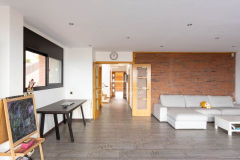 Villa for sale in Vallromanes, Barcelona, Spain 5 bedrooms, 362 sq.m. No. 150359 - photo 4