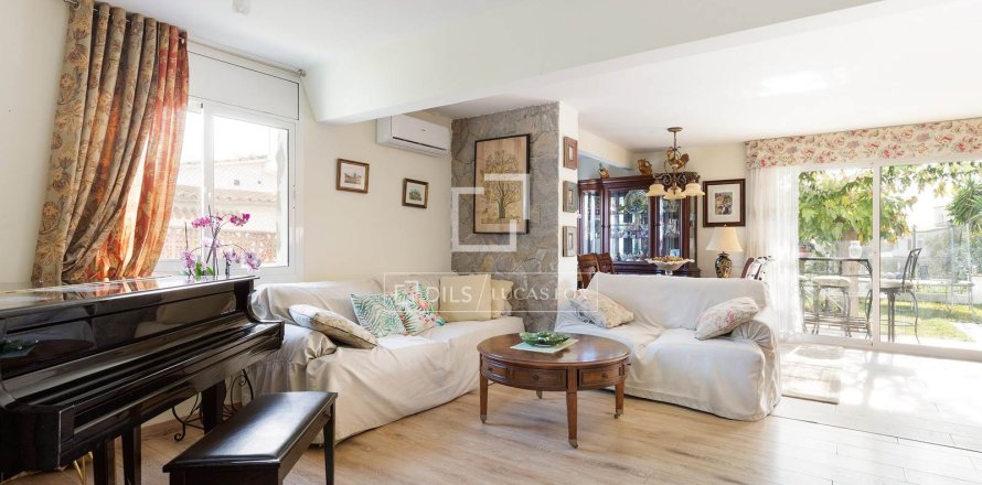 Villa a Castelldefels, Barcelona, Spagna 6 camere da letto, 305 mq. N° 150356